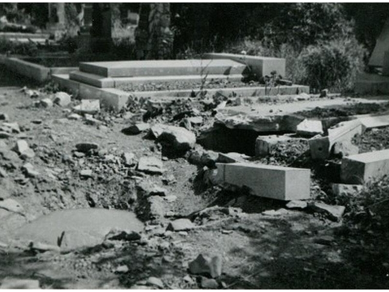 Hroby bíloveckého hřbitova poničené bombardováním ve II. světové válce, SOkA Nový Jičín